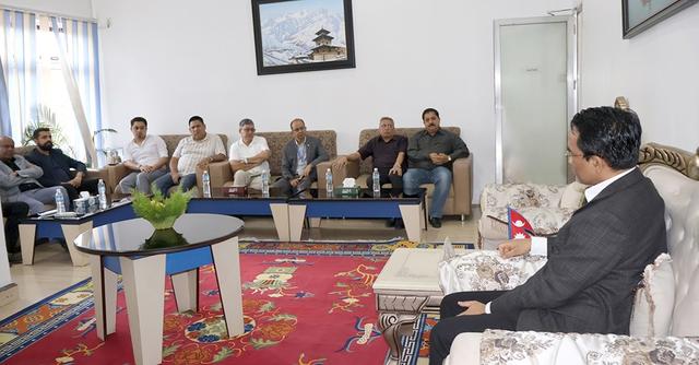 नेपाल राष्ट्र बैंक गभर्नरले उद्योगी व्यवसायी र बैंकर्ससँग छलफल