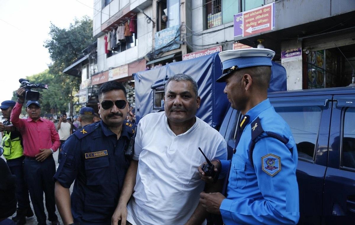 दुर्गा प्रसाईँ पक्राउ: अराजक अभिव्यक्तिको आरोपमा मध्यरातमा प्रहरीद्वारा नियन्त्रण
